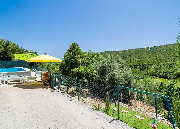 Dom wakacyjny House Ko An-four Bedroom With Terrace And Swimming Pool Gruda