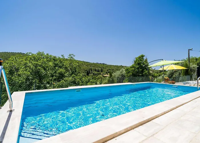 Dom wakacyjny House Ko An-four Bedroom With Terrace And Swimming Pool Gruda